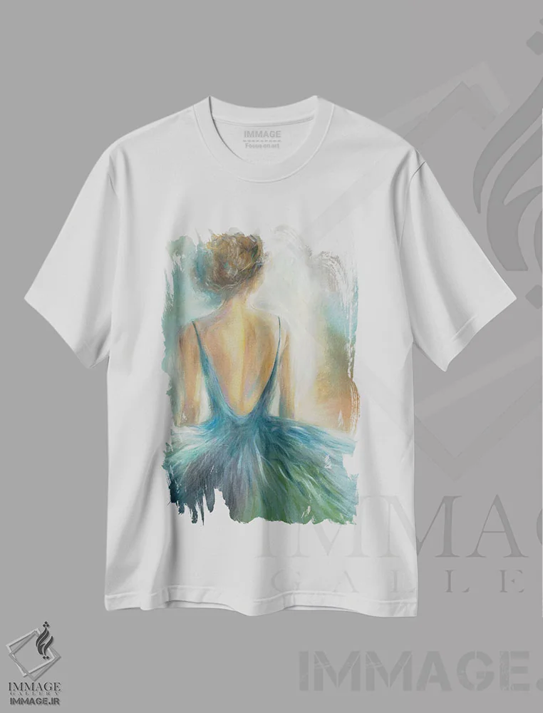 تیشرت سفید طرح دار بانویی با لباس آبی، دکور معاصر اثر کِی. ناری | فروشگاه ایماژ