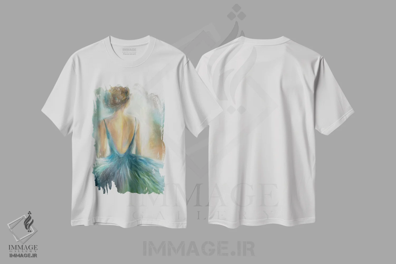 تیشرت سفید طرح دار بانویی با لباس آبی، دکور معاصر اثر کِی. ناری | فروشگاه ایماژ