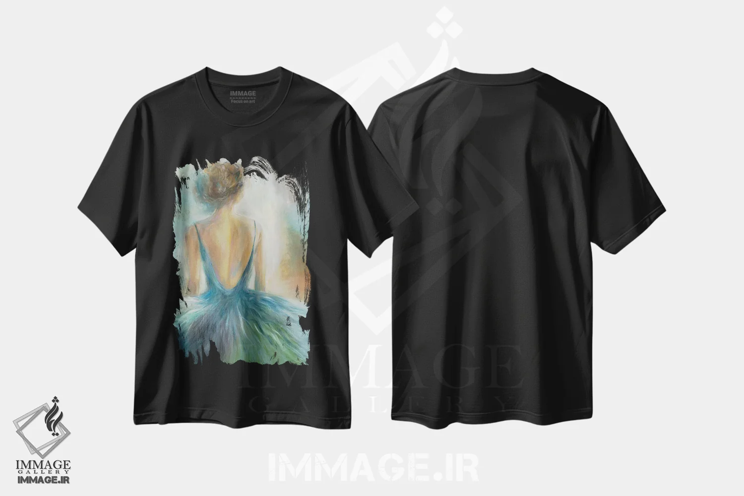 تیشرت مشکی طرح دار بانویی با لباس آبی، دکور معاصر اثر کِی. ناری | immage.ir