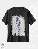 تیشرت مشکی طرح دار گیاهان نیلی II، دکور معاصر اثر کنراد ناتسن | فروشگاه ایماژ