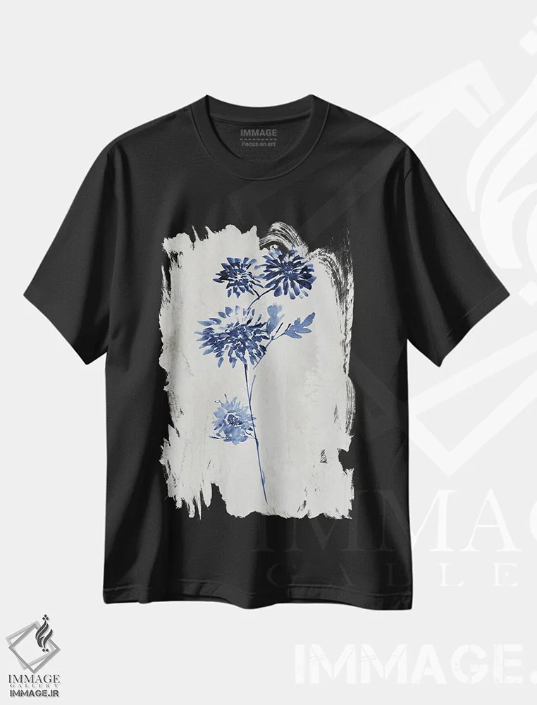 تیشرت مشکی طرح دار گیاهان نیلی IV، دکور معاصر اثر کنراد ناتسن | فروشگاه ایماژ