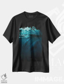 تیشرت مشکی طرح دار نهنگ ها در اقیانوس بزرگ، هنر دیجیتال اثر میلوش کارانوویچ | فروشگاه ایماژ