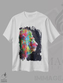 تیشرت سفید طرح دار شیر رنگارنگ، هنر دیجیتال اثر میلوش کارانوویچ | immage.ir