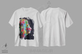 تیشرت سفید طرح دار شیر رنگارنگ، هنر دیجیتال اثر میلوش کارانوویچ | immage.ir