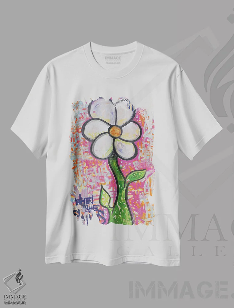 تیشرت سفید طرح دار وقتی او لبخند می زند، مدیوم اثر کولورمور | immage.ir