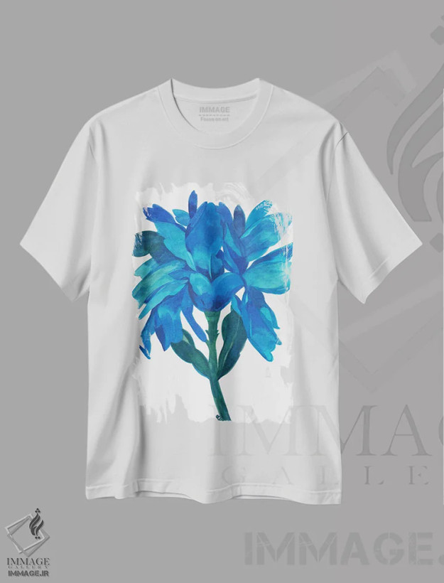 تیشرت سفید طرح دار زنبق آبی، دکور معاصر اثر کیم پارکر | فروشگاه ایماژ