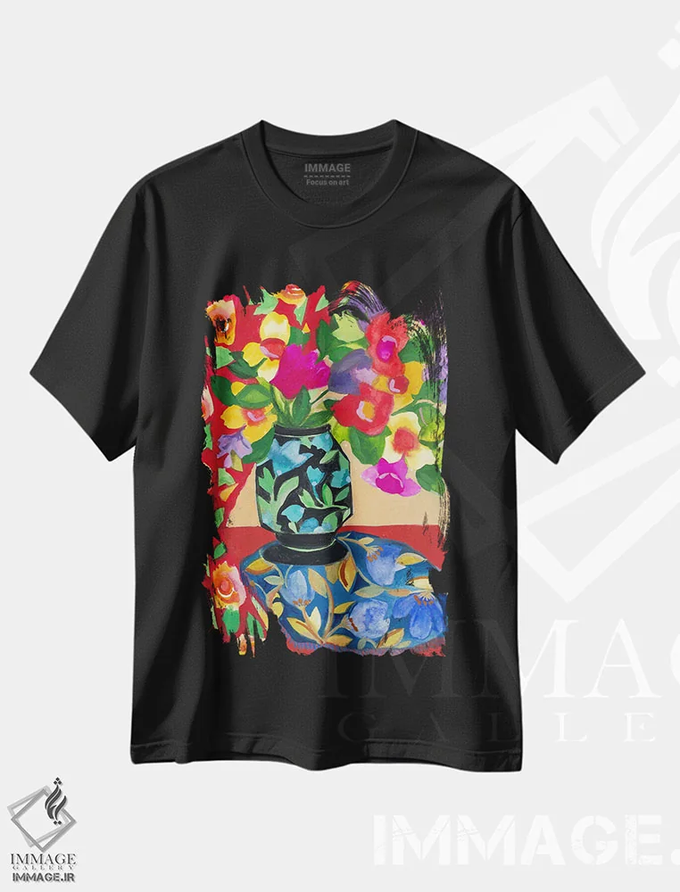 تیشرت مشکی طرح دار پرده قرمز، دکور معاصر اثر کیم پارکر | فروشگاه ایماژ