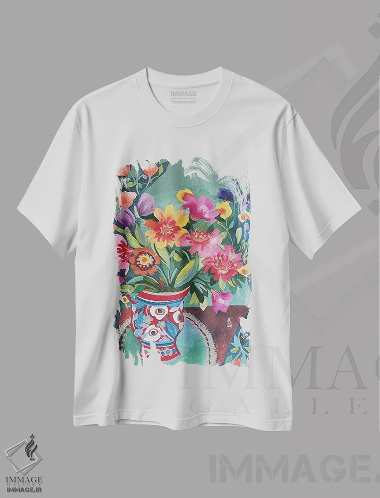تیشرت سفید طرح دار گلدان قرمز، مدیوم اثر کیم پارکر | immage.ir