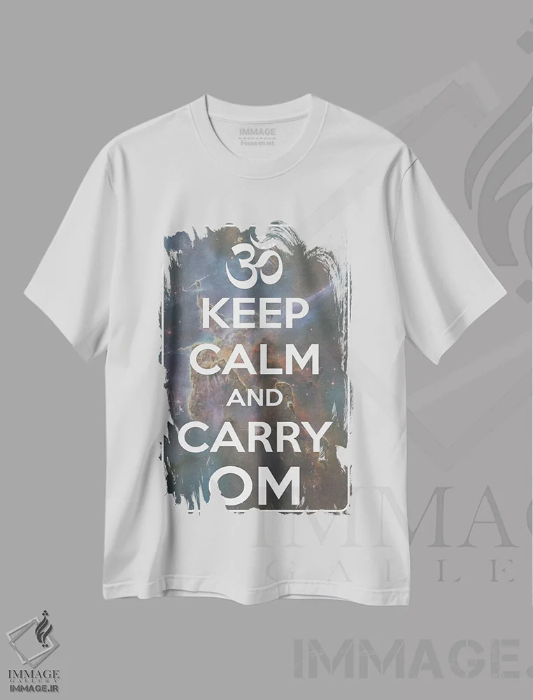 تیشرت سفید طرح دار آرام باش و "اُم" را ادامه بده، تایپوگرافی اثر هنرمند ناشناس | فروشگاه ایماژ
