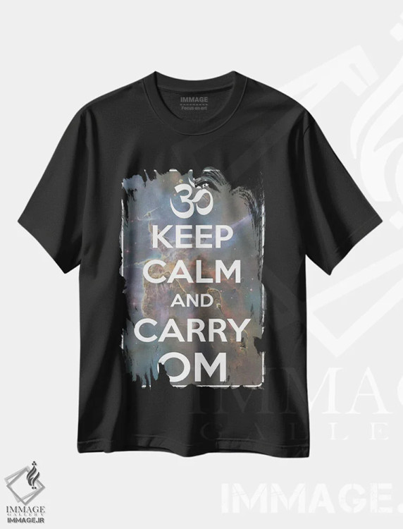 تیشرت مشکی طرح دار آرام باش و "اُم" را ادامه بده، تایپوگرافی اثر هنرمند ناشناس | immage.ir