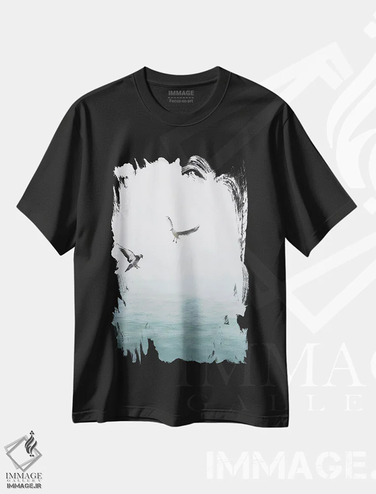 تیشرت مشکی طرح دار مرغان دریایی در حال پرواز بر فراز اقیانوس، دکور ساحلی اثر کارن منداو | فروشگاه ایماژ