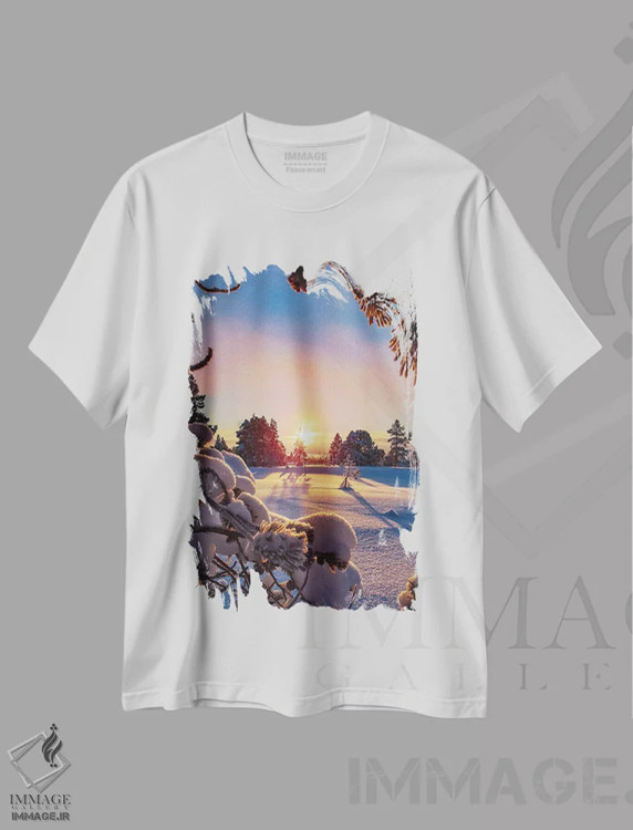 تیشرت سفید طرح دار چشم انداز برفی در غروب، مدیوم اثر کارن منداو | فروشگاه ایماژ