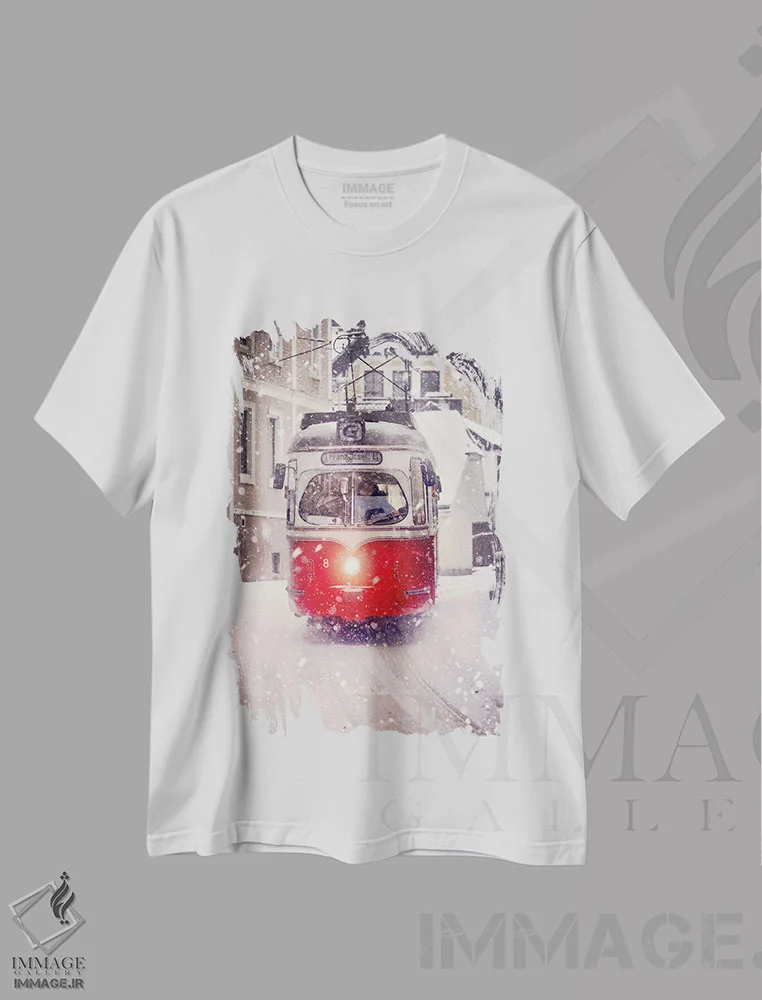 تیشرت سفید طرح دار تراموای قرمز در برف، مدیوم اثر کارن منداو | فروشگاه ایماژ