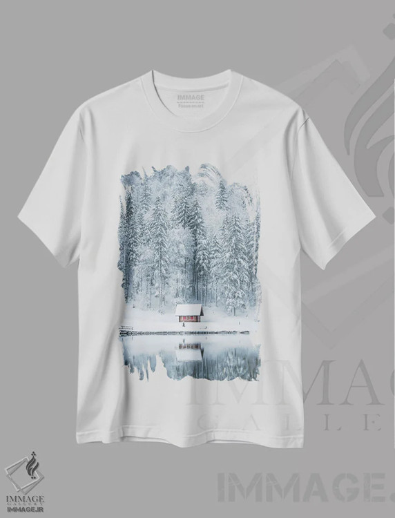 تیشرت سفید طرح دار کلبه کنار دریاچه قرمز، دکور تعطیلات اثر کارن منداو | immage.ir