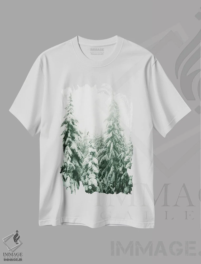 تیشرت سفید طرح دار درختان کاج برفی با پرنده، مدیوم اثر کارن منداو | فروشگاه ایماژ