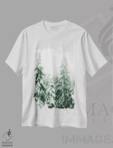 تیشرت سفید طرح دار درختان کاج برفی با پرنده، مدیوم اثر کارن منداو | فروشگاه ایماژ
