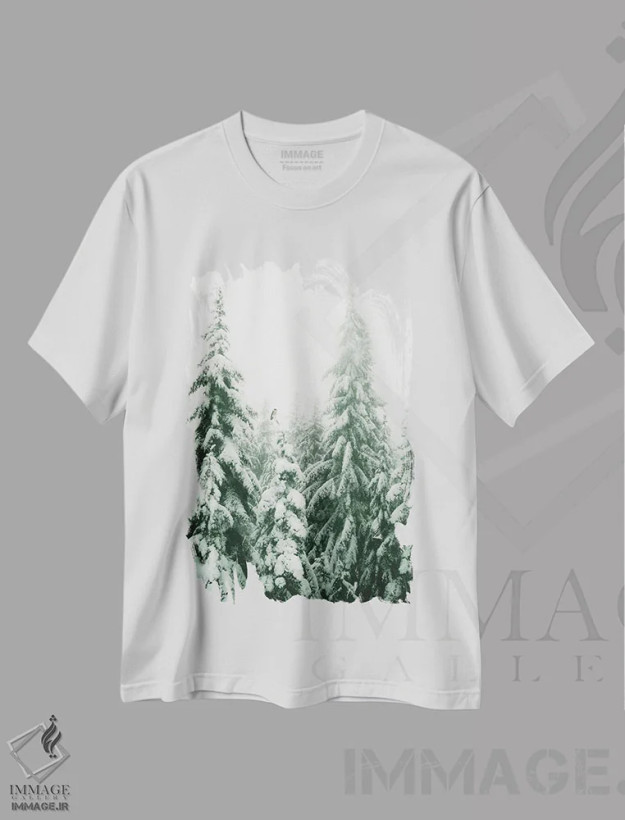 تیشرت سفید طرح دار درختان کاج برفی با پرنده، مدیوم اثر کارن منداو | فروشگاه ایماژ