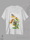 تیشرت سفید طرح دار گل های وحشی زرد، دکور معاصر اثر کارلی پرولد | فروشگاه ایماژ