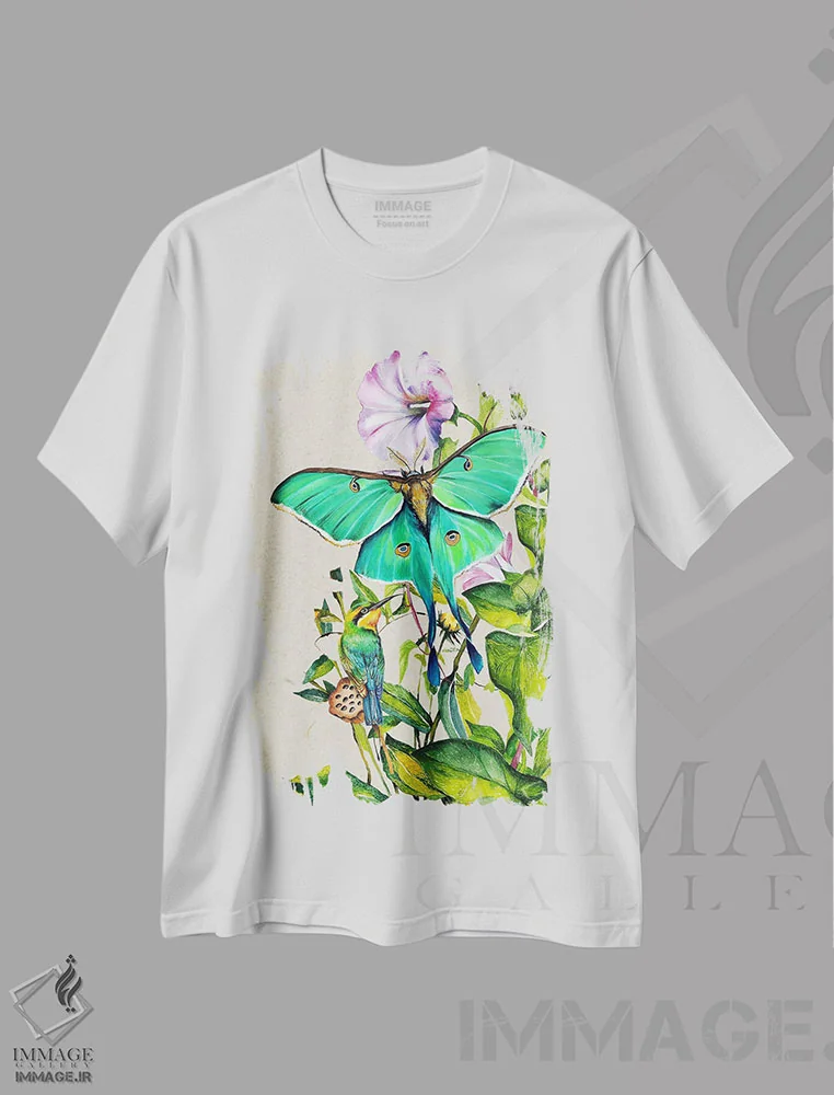 تیشرت سفید طرح دار شب پره و گل ها، دکور معاصر اثر کارلی پرولد | فروشگاه ایماژ