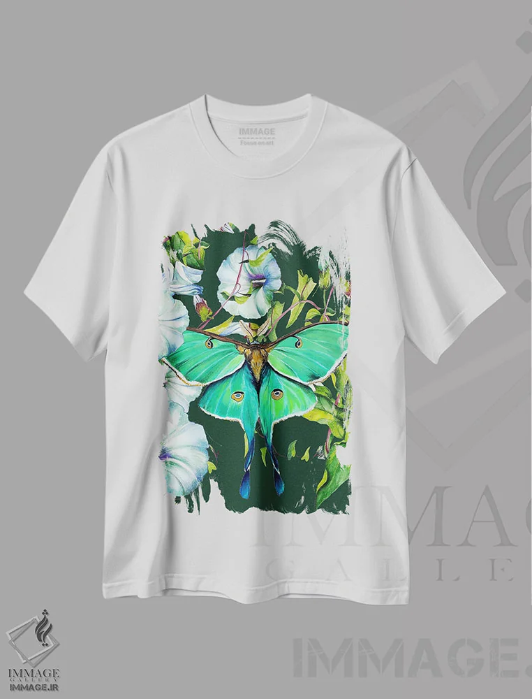 تیشرت سفید طرح دار شب پره ماه و گل ها، دکور معاصر اثر کارلی پرولد | immage.ir