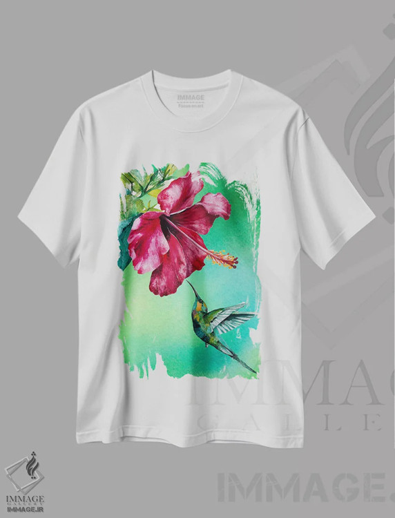 تیشرت سفید طرح دار هیبیسکوس و مرغ مگس خوار سبز، دکور معاصر اثر کارلی پرولد | immage.ir