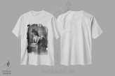 تیشرت سفید طرح دار اسب با زغال طراحی، مدیوم اثر کارلی پرولد | فروشگاه ایماژ