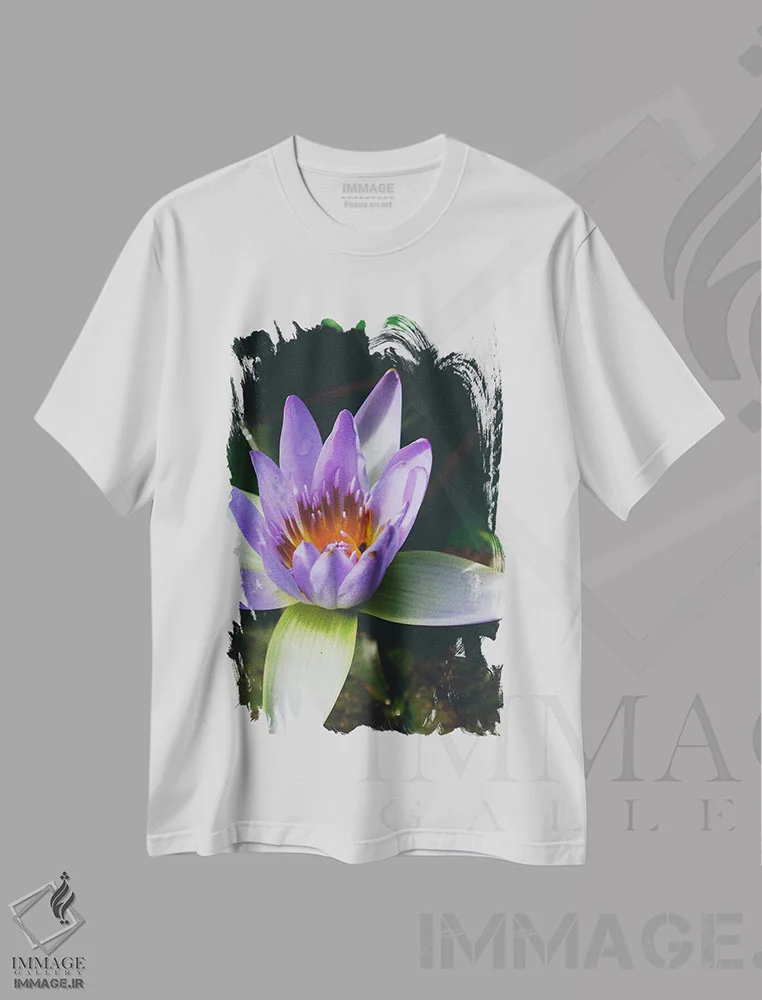 تیشرت سفید طرح دار نیلوفر آبی ذن، تزئینی اثر کارلی پرولد | immage.ir