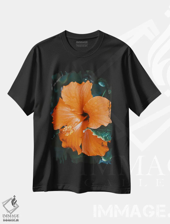 تیشرت مشکی طرح دار نمای نزدیک هیبیسکوس نارنجی، تزئینی اثر کارلی پرولد | immage.ir