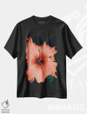 تیشرت مشکی طرح دار نمای نزدیک هیبیسکوس صورتی، تزئینی اثر کارلی پرولد | فروشگاه ایماژ