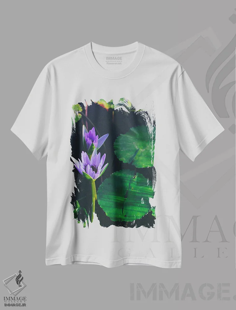تیشرت سفید طرح دار نیلوفر آبی بنفش، تزئینی اثر کارلی پرولد | immage.ir