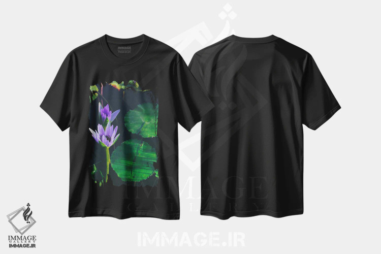 تیشرت مشکی طرح دار نیلوفر آبی بنفش، تزئینی اثر کارلی پرولد | فروشگاه ایماژ