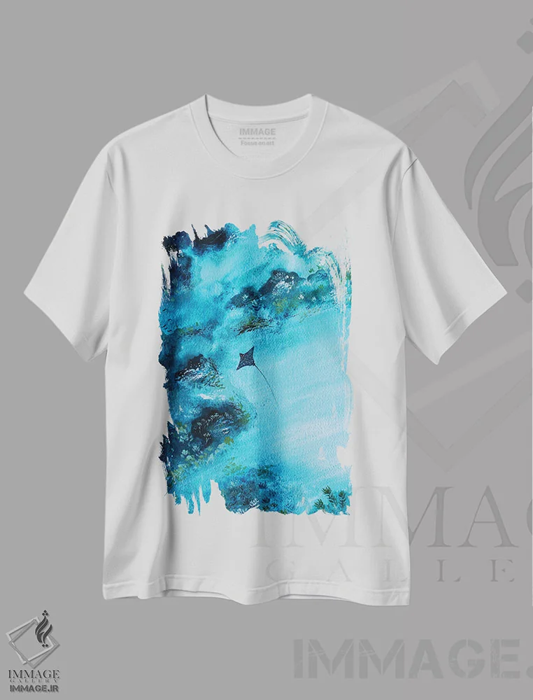 تیشرت سفید طرح دار مانتارای کوچک، دکور ساحلی اثر کارلی پرولد | فروشگاه ایماژ