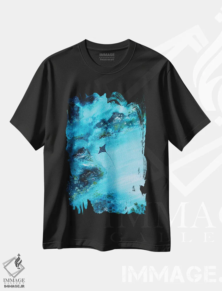 تیشرت مشکی طرح دار مانتارای کوچک، دکور ساحلی اثر کارلی پرولد | immage.ir