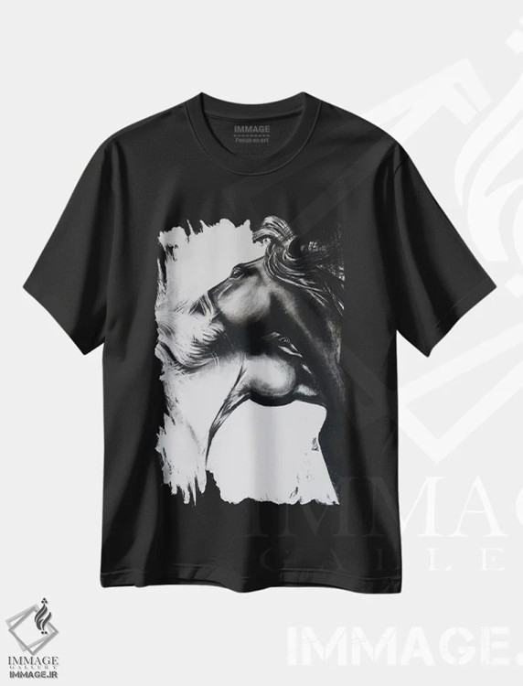 تیشرت مشکی طرح دار عاشقان اسب با ذغال، هنر تزئینی سیاه و سفید اثر کارلی پرولد | فروشگاه ایماژ