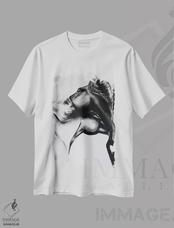 تیشرت سفید طرح دار عاشقان اسب با ذغال، هنر تزئینی سیاه و سفید اثر کارلی پرولد | immage.ir