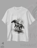 تیشرت سفید طرح دار اسب و پرنده با ذغال، هنر تزئینی سیاه و سفید اثر کارلی پرولد | فروشگاه ایماژ
