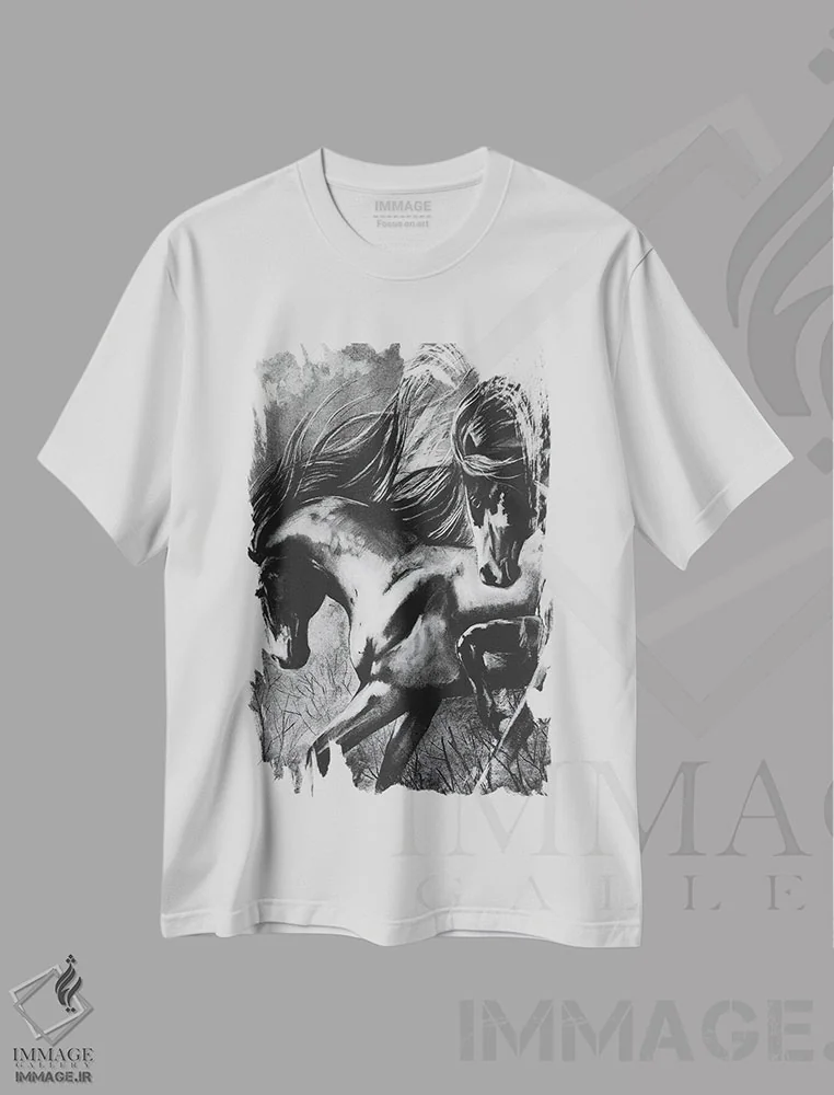 تیشرت سفید طرح دار موستانگ های وحشی با ذغال، هنر تزئینی سیاه و سفید اثر کارلی پرولد | فروشگاه ایماژ
