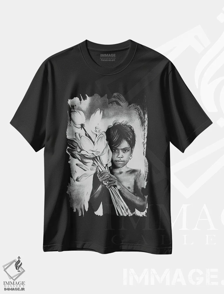 تیشرت مشکی طرح دار دختر با گل ها پرتره با ذغال، هنر تزئینی سیاه و سفید اثر کارلی پرولد | فروشگاه ایماژ