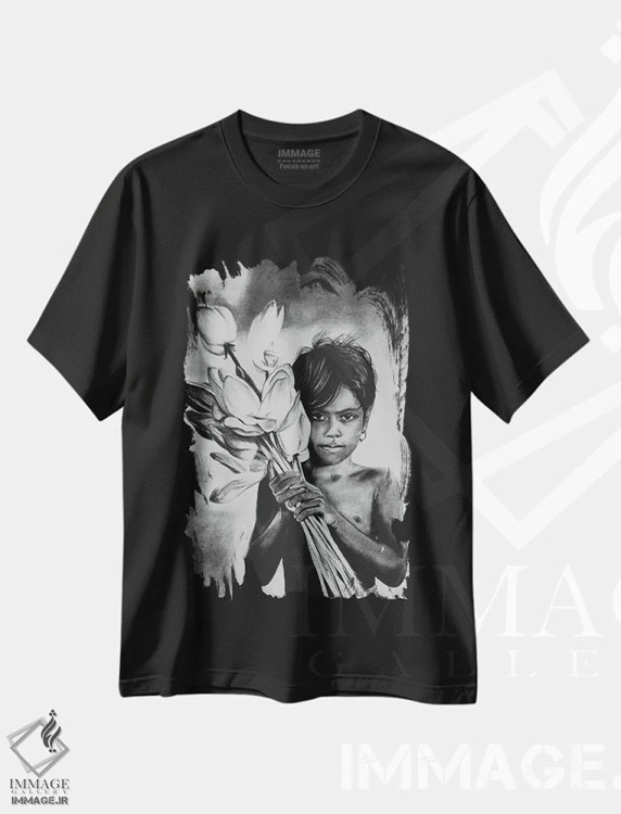 تیشرت مشکی طرح دار دختر با گل ها پرتره با ذغال، هنر تزئینی سیاه و سفید اثر کارلی پرولد | فروشگاه ایماژ