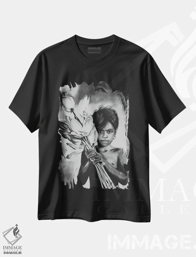 تیشرت مشکی طرح دار دختر با گل ها پرتره با ذغال، هنر تزئینی سیاه و سفید اثر کارلی پرولد | فروشگاه ایماژ