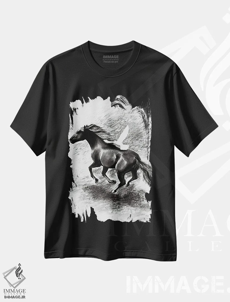تیشرت مشکی طرح دار اسب و پرنده با ذغال، هنر تزئینی سیاه و سفید اثر کارلی پرولد | immage.ir