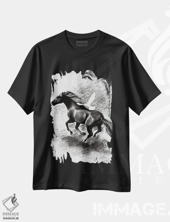 تیشرت مشکی طرح دار اسب و پرنده با ذغال، هنر تزئینی سیاه و سفید اثر کارلی پرولد | immage.ir