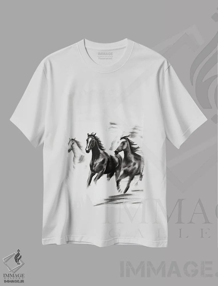 تیشرت سفید طرح دار اسب های دونده با ذغال، هنر تزئینی سیاه و سفید اثر کارلی پرولد | immage.ir
