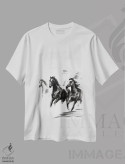 تیشرت سفید طرح دار اسب های دونده با ذغال، هنر تزئینی سیاه و سفید اثر کارلی پرولد | immage.ir