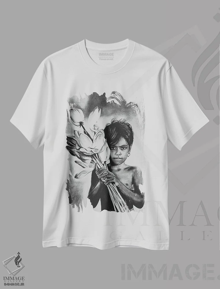 تیشرت سفید طرح دار دختر با گل ها پرتره با ذغال، هنر تزئینی سیاه و سفید اثر کارلی پرولد | immage.ir