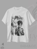 تیشرت سفید طرح دار دختر با گل ها پرتره با ذغال، هنر تزئینی سیاه و سفید اثر کارلی پرولد | immage.ir