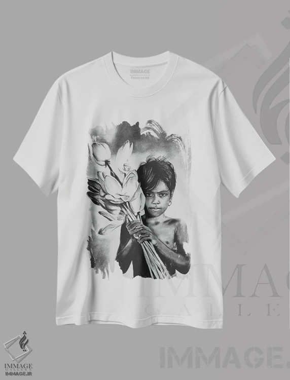 تیشرت سفید طرح دار دختر با گل ها پرتره با ذغال، هنر تزئینی سیاه و سفید اثر کارلی پرولد | immage.ir