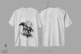 تیشرت سفید طرح دار اسب و پرنده با ذغال، هنر تزئینی سیاه و سفید اثر کارلی پرولد | فروشگاه ایماژ