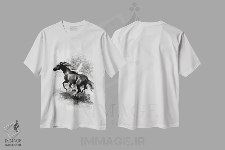 تیشرت سفید طرح دار اسب و پرنده با ذغال، هنر تزئینی سیاه و سفید اثر کارلی پرولد | فروشگاه ایماژ