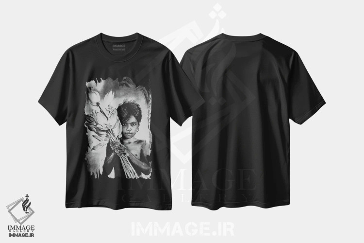 تیشرت مشکی طرح دار دختر با گل ها پرتره با ذغال، هنر تزئینی سیاه و سفید اثر کارلی پرولد | فروشگاه ایماژ